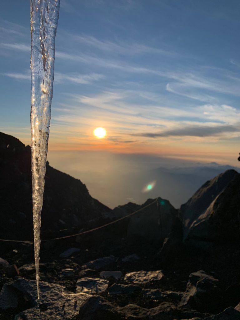 富士山頂日の出と氷柱